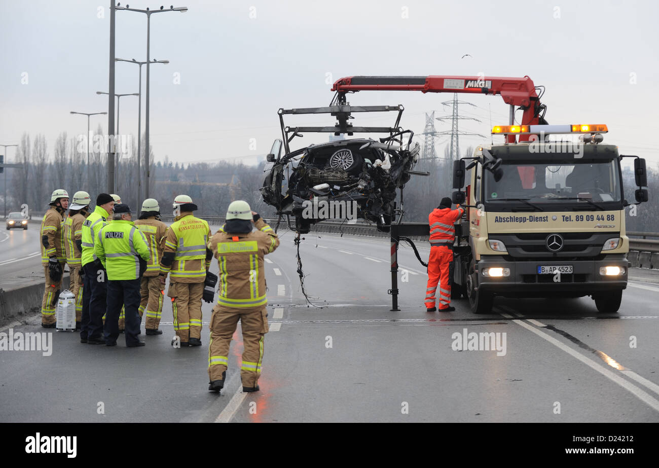 Ein völlig zerstörtes Auto ist auf einen Abschleppwagen auf der intercity Autobahn A100 in Berlin, Deutschland, 13. Januar 2013 gehoben. Ein 46 Jahre alter Mann hat bei einem Unfall am frühen Morgen getötet worden. Nach Angaben der Polizei hat der Mann die Kontrolle über sein Auto in einer Kurve verloren. in der Nähe von Jakob-Kaiser-Platz. Das Auto war zerrissen, der Mann wurde ins Gebüsch geworfen und wurde sofort getötet. Foto: Oliver Mehlis Stockfoto