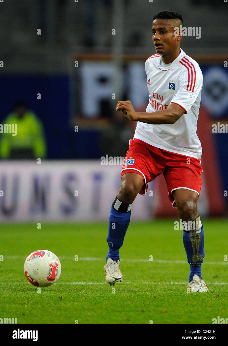 Hamburgs Michael Mancienne dribbelt den Ball während der Fußball freundliche Hamburger SV Vs FK Austria Wien in Imtech Arena in Hamburg, Deutschland, 12. Januar 2013. Das Spiel endete 2:0. Foto: Axel Heimken Stockfoto