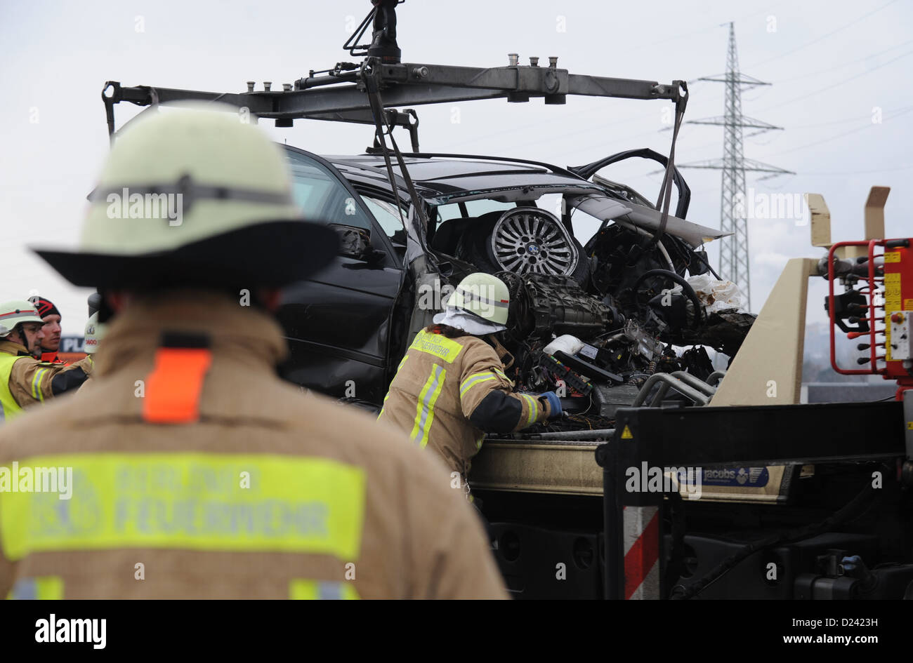 Ein völlig zerstörtes Auto ist auf einen Abschleppwagen auf der intercity Autobahn A100 in Berlin, Deutschland, 13. Januar 2013 gehoben. Ein 46 Jahre alter Mann hat bei einem Unfall am frühen Morgen getötet worden. Nach Angaben der Polizei hat der Mann die Kontrolle über sein Auto in einer Kurve verloren. in der Nähe von Jakob-Kaiser-Platz. Das Auto war zerrissen, der Mann wurde ins Gebüsch geworfen und wurde sofort getötet. Foto: Oliver Mehlis Stockfoto