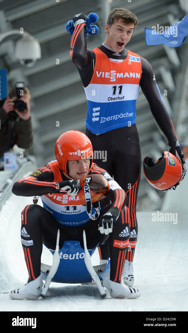 Deutscher Rennrodler Toni Eggert (vorne) und Sascha Benecken feiern