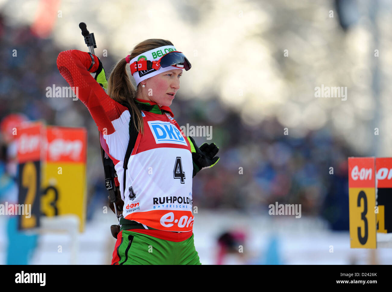 Weißrusslands Biathletin Darya Domracheva wärmt vor den Frauen 12,5 km 