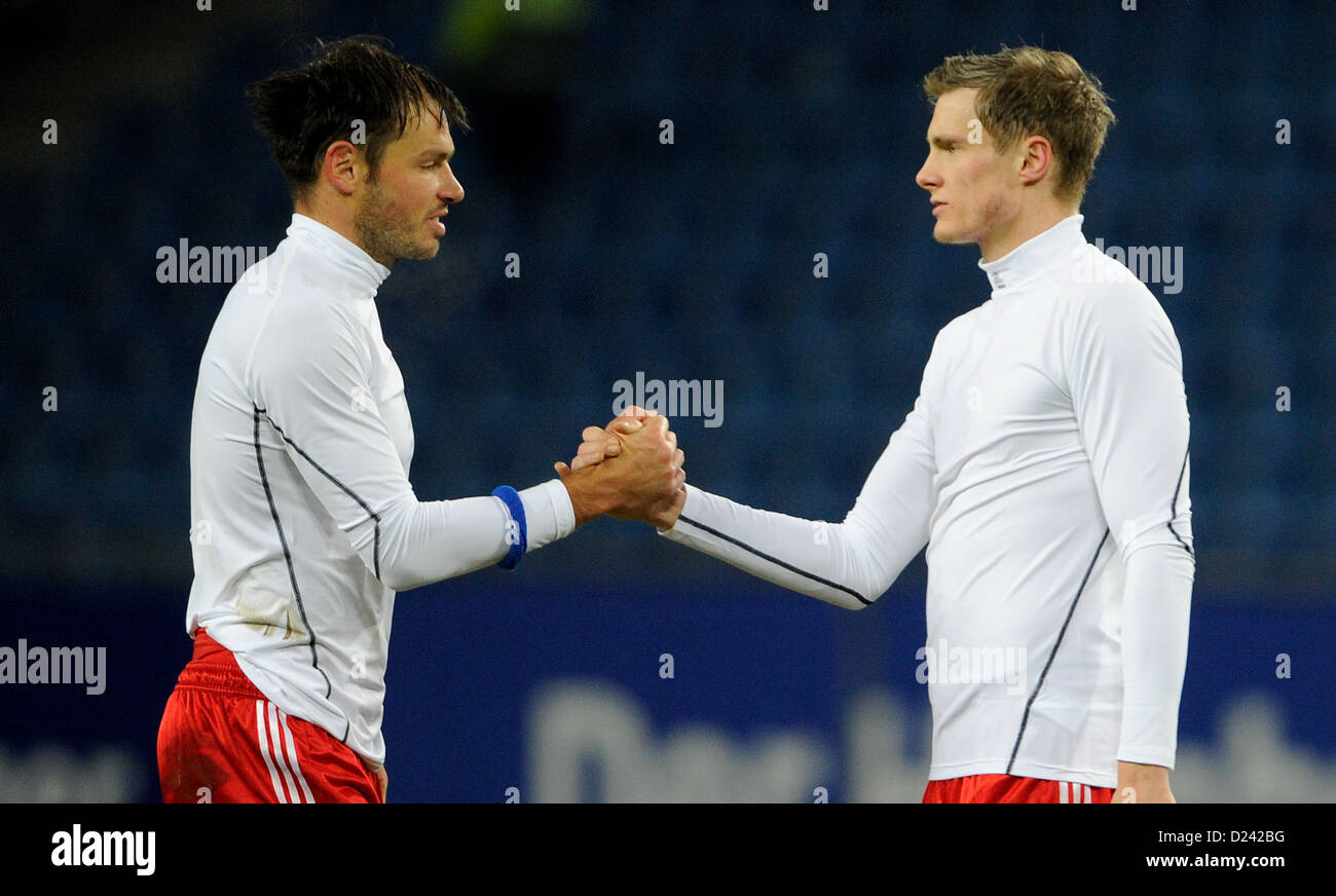 Hamburger Heiko Westermann (L) und Marcell Jansen Handschlag nach der Fußball freundliche Hamburger SV Vs FK Austria Wien in Imtech Arena in Hamburg, Deutschland, 12. Januar 2013. Das Spiel endete 2:0. Foto: Axel Heimken Stockfoto