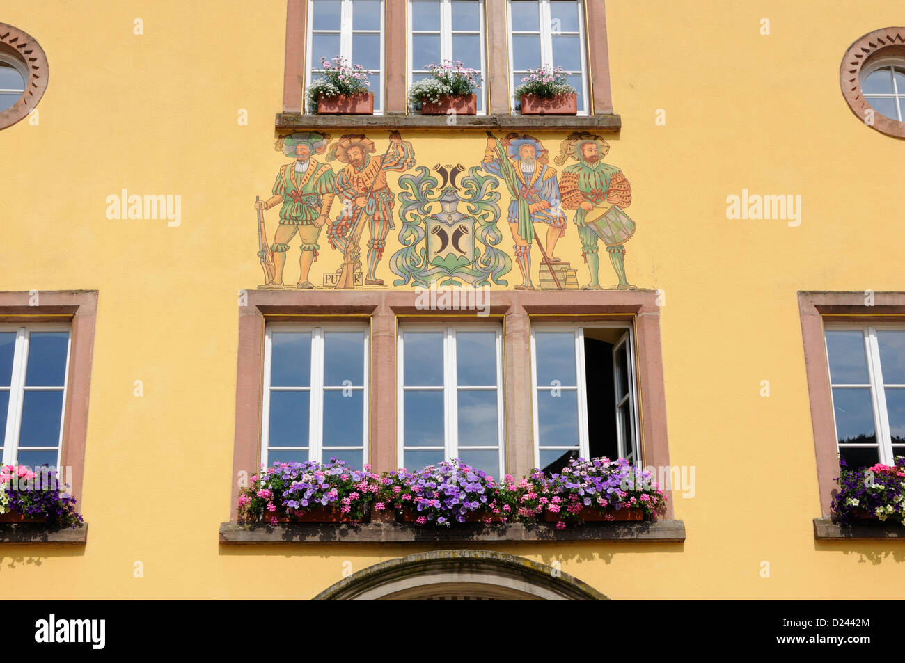 Ein Wandbild an der Wand des Rathauses von Hornberg, Schwarzwald, Deutschland. Stockfoto