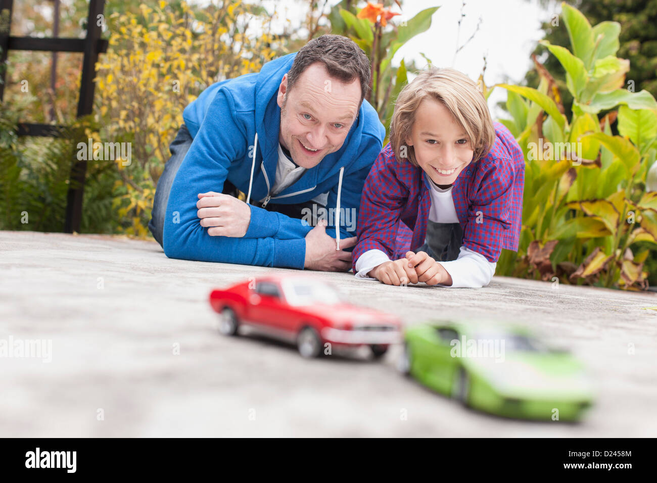 Deutschland, Leipzig, Vater und Sohn betrachten Autorennen Stockfoto