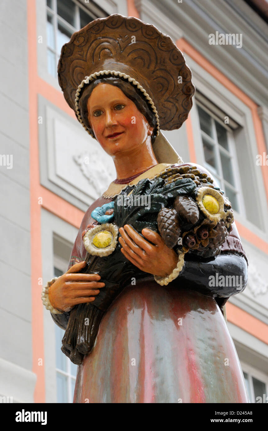 Die Figur des "Alt Villingerin" über einen Brunnen in Villingen, Schwarzwald, Deutschland. Stockfoto