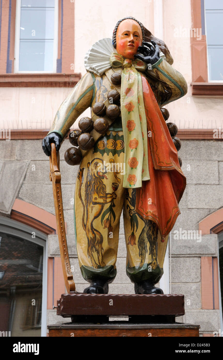 Die Figur des "Narro" über einem Brunnen in Villingen, Schwarzwald, Deutschland. Stockfoto