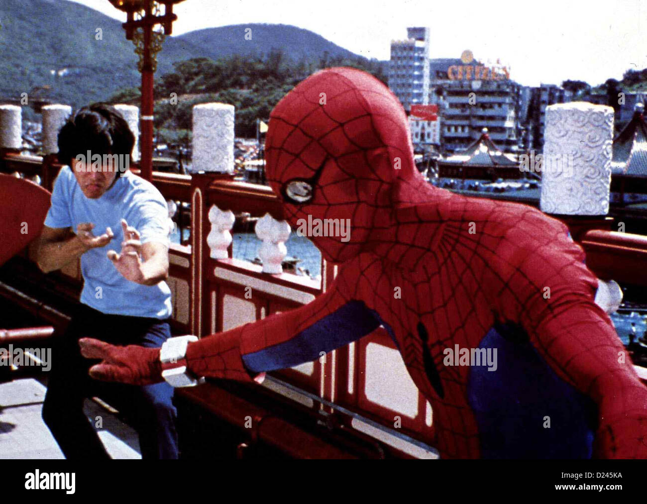 Spider-Man Gegen Den Klingebiel Appartementblocks Spider-Man des Drachen Herausforderung Nicholas Hammond Spiderman (Nicholas Hammond) Kaempft gegen Stockfoto