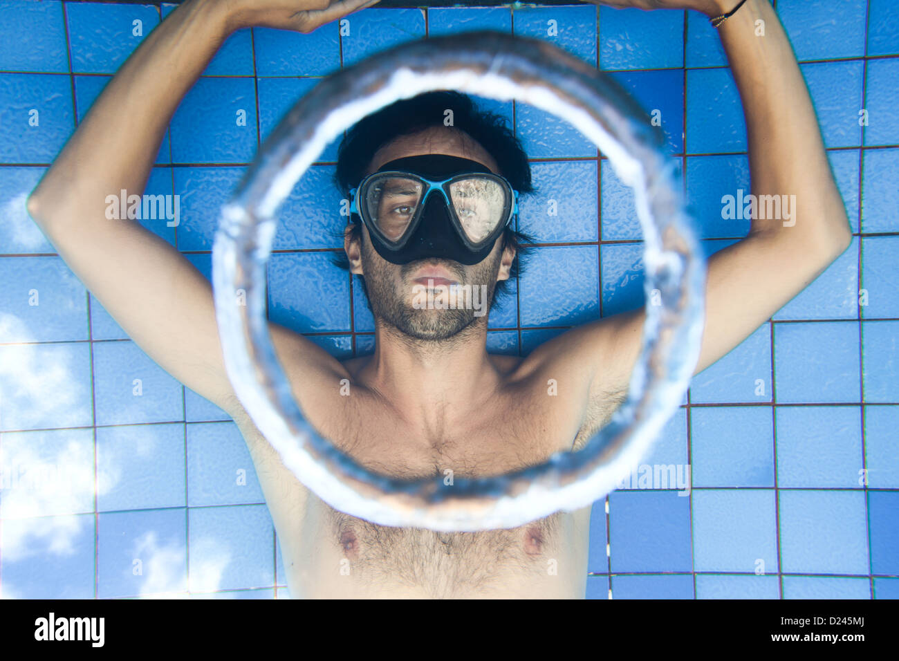 Mann, der Blase Ringe unter Wasser im pool Stockfoto