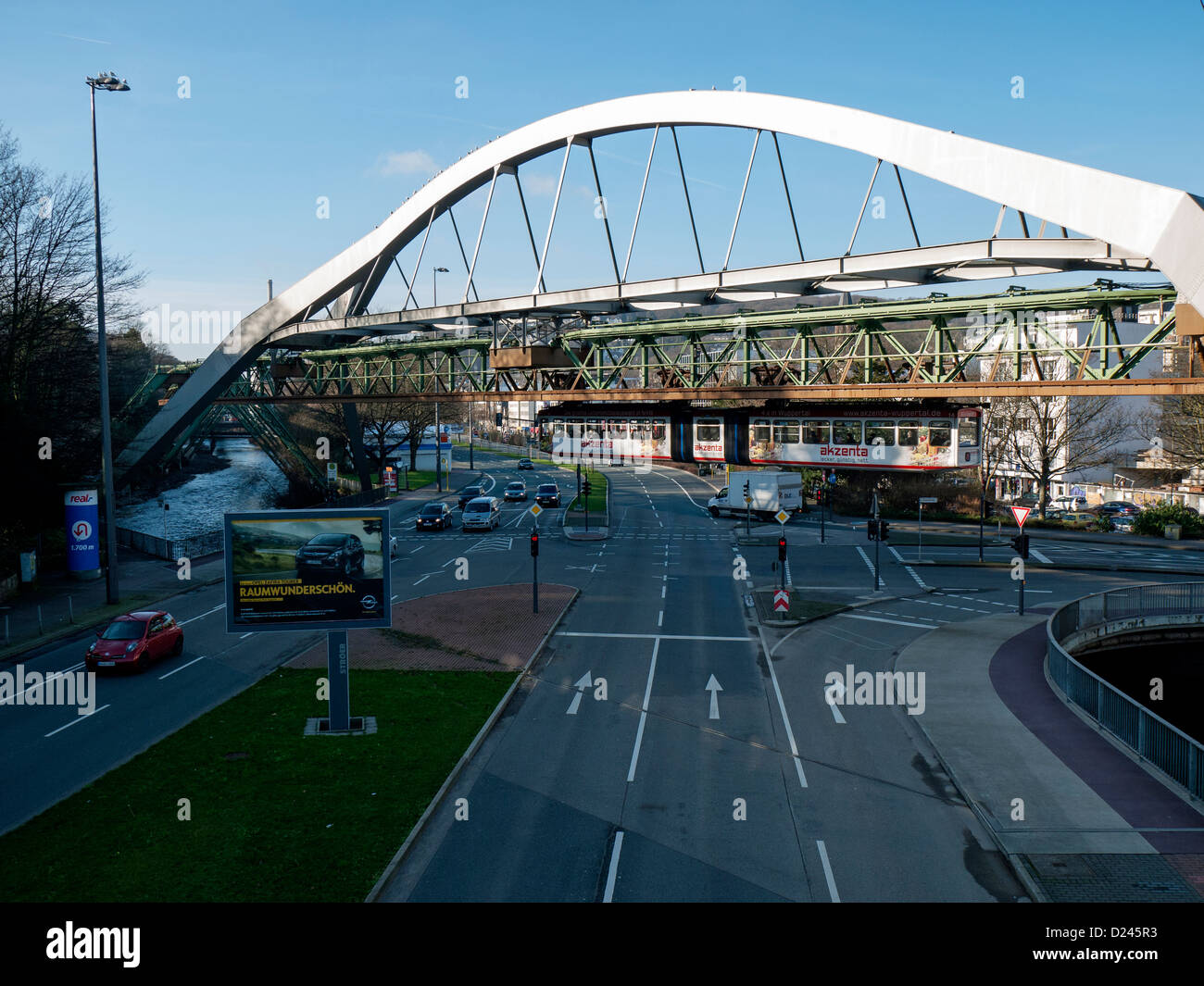 Einschienenbahn "Die Schwebebahn" in Wuppertal, Deutschland Stockfoto