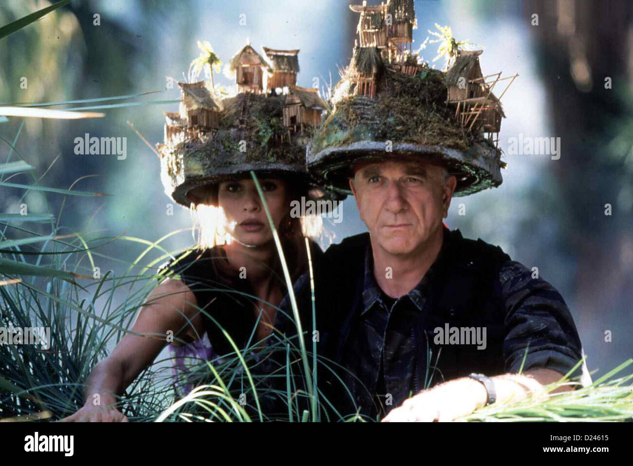 Agent Oo - Mit Der nun Zum Totlachen Spy Hard Nicollette Sheridan, Leslie Nielsen-Agentin 3.14 (Nicollette Sheridan) hilft Stockfoto