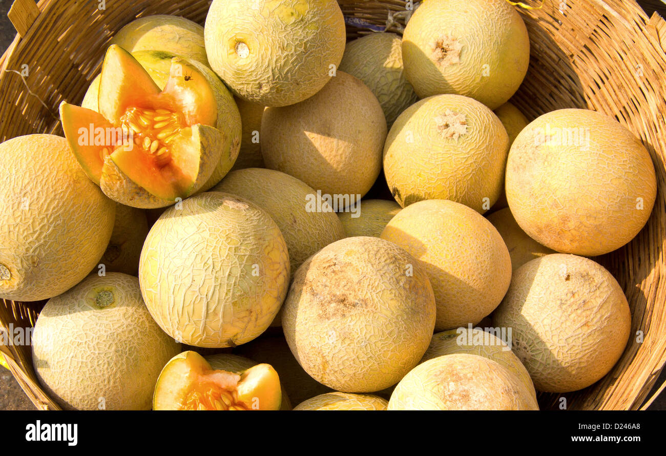 MELONEN UND EINE VIELZAHL VON GEMÜSE UND OBST ZUM VERKAUF AUF EINEM MARKT IN SÜD-INDIEN Stockfoto