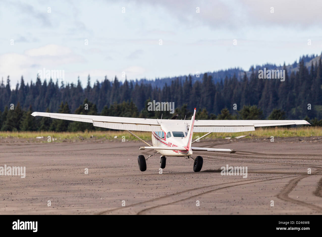 USA, Alaska, Flugzeug Landung am Strand Stockfoto