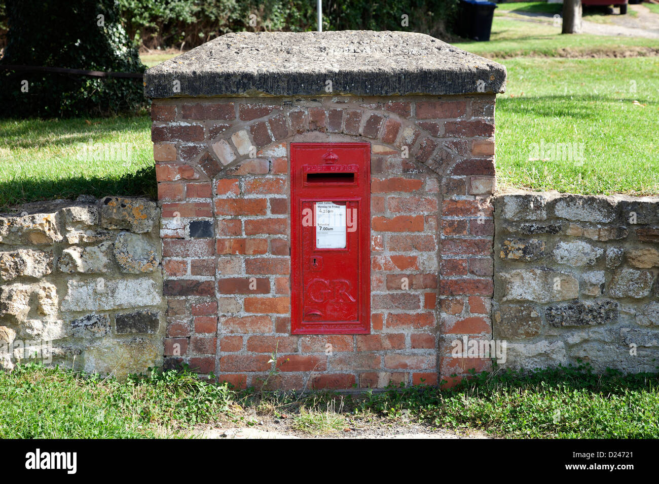 Roten Briefkasten Wand eingelassen, am Dorfplatz Stockfoto