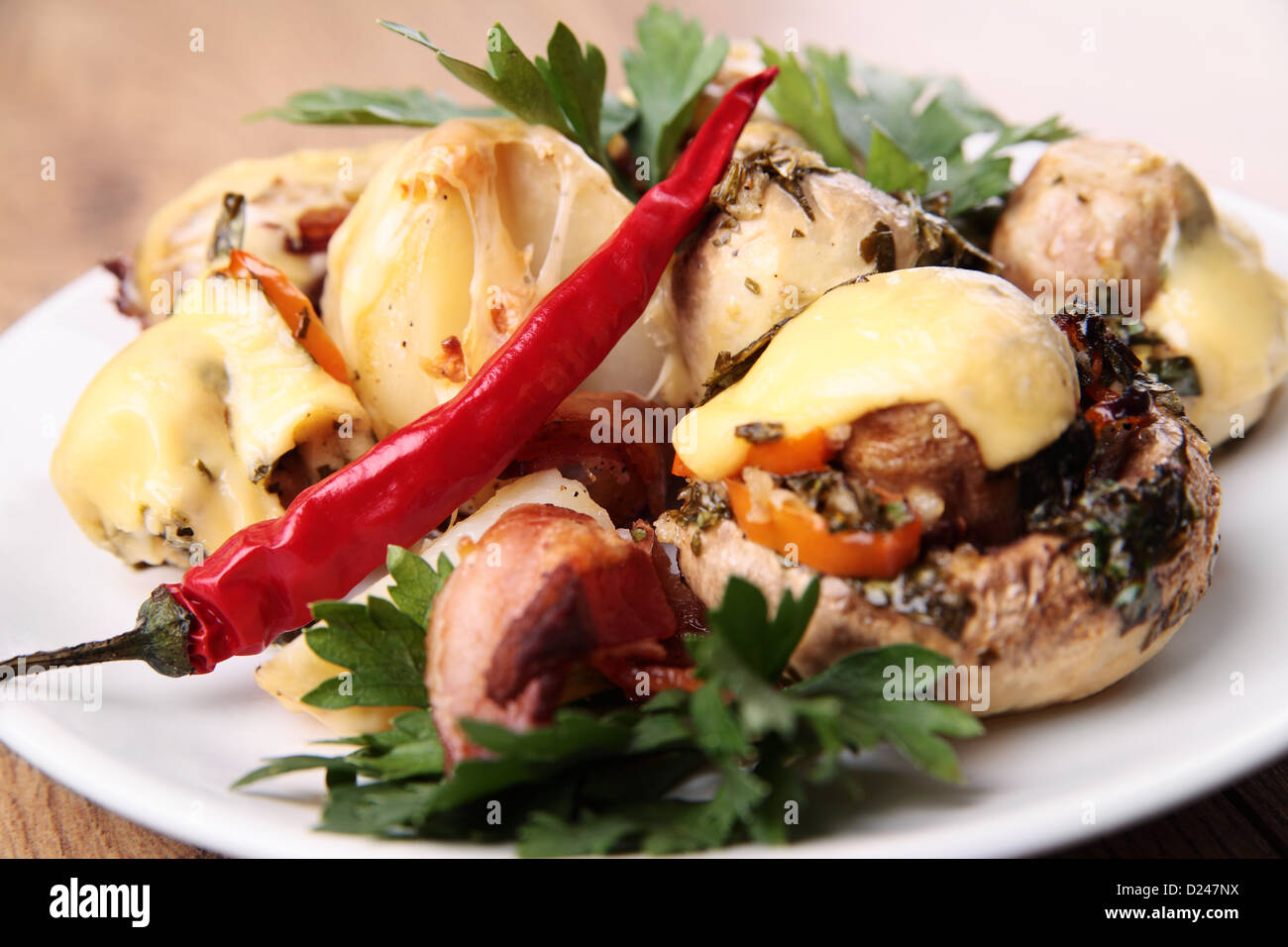 die Champignons gebacken mit Kartoffeln und Speck Stockfotografie - Alamy