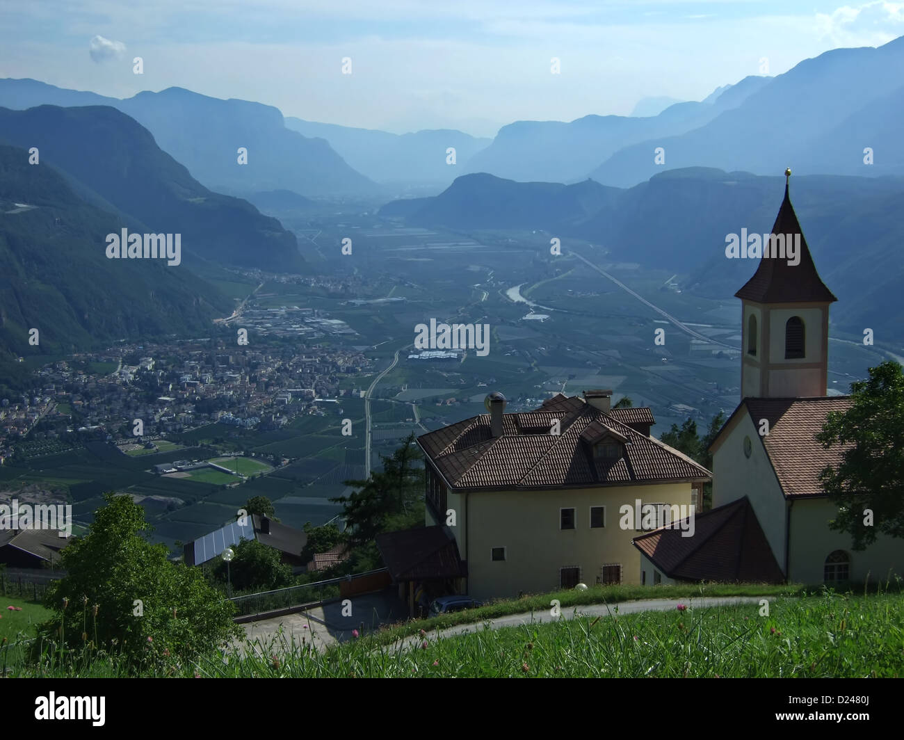 Blick durch ein Tal in Südtirol, Norditalien, mit dem Dorf Leifers (Leifers) in der Mitteldistanz. Stockfoto