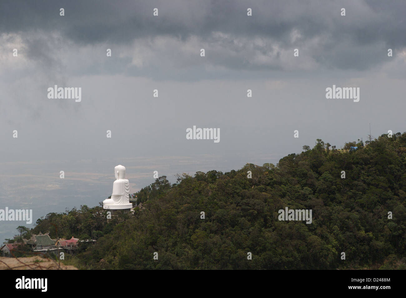 Die riesigen Siddhartha Gautama Buddha-Statue ist von Gewitterwolken nähert sich oben auf der Ba-Na-Hills-Vietnam in den Schatten gestellt Stockfoto