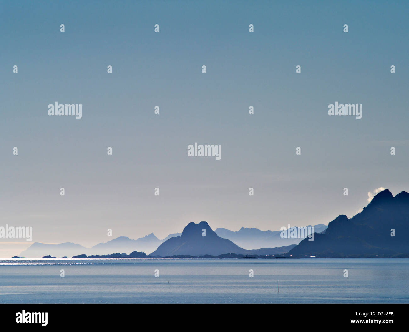 Skrova und den fernen Lofoten-Inseln im arktischen Norwegen gesehen aus dem Nordosten. Stockfoto