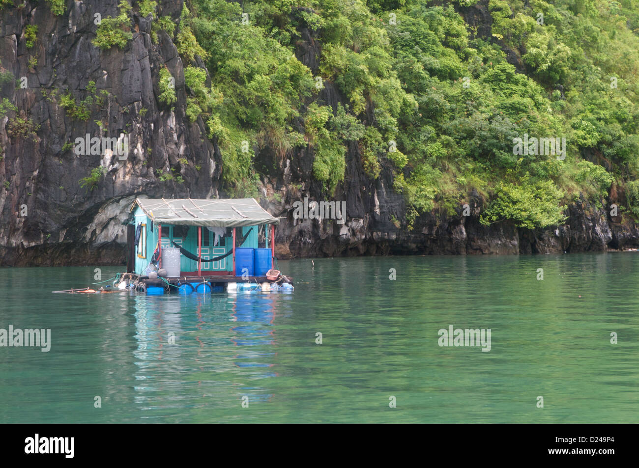 Ein Einfamilienhaus Teil eines schwimmenden Fischerdörfer auf Cat Ba Island, Vietnam Stockfoto