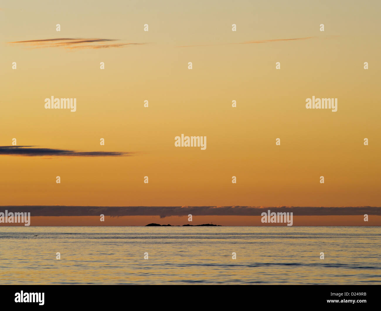 Sonnenuntergang mit Meer und Himmel und den entfernten Skarvholman Inseln vom Strand von Skagen, Flakstad, Lofoten, Nord-Norwegen Stockfoto