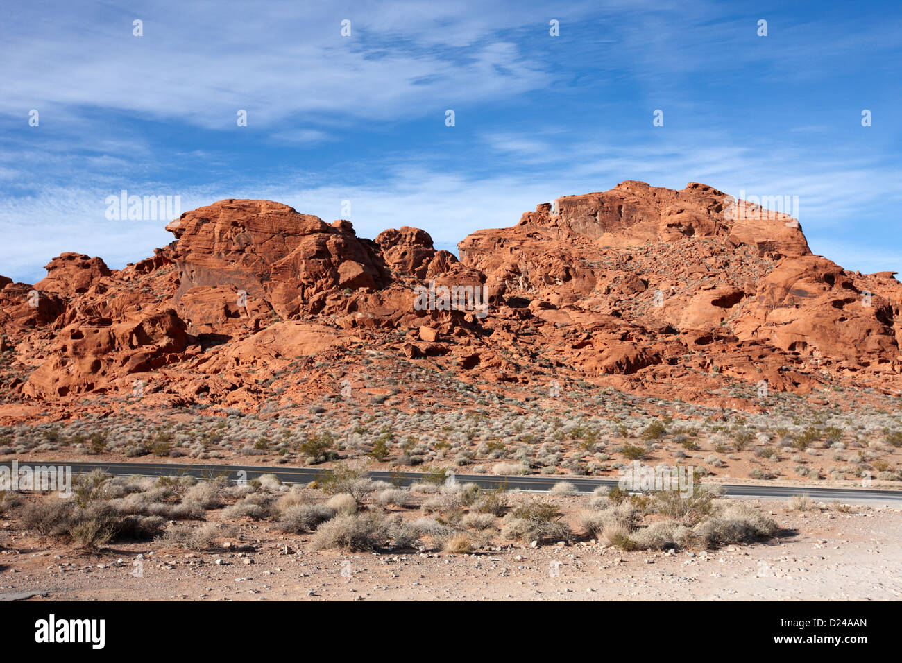 Straße vorbei an Sandstein-Formationen im Tal des Feuers Staatspark Nevada, usa Stockfoto