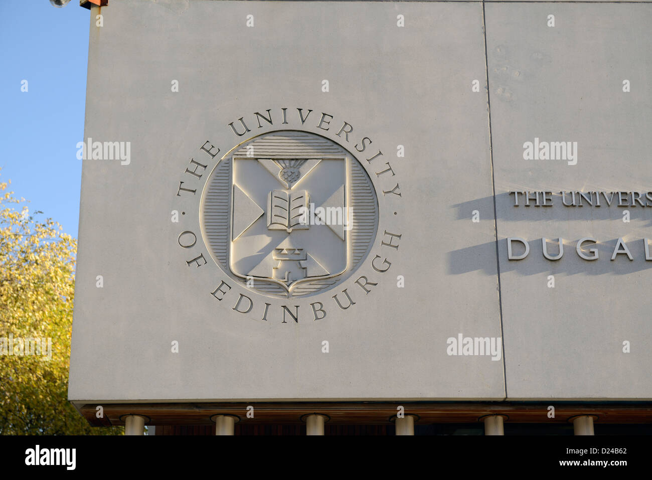 Geschnitzte Logo auf Dugald Stewart Psychology Gebäude an Universität von Edinburgh. Stockfoto