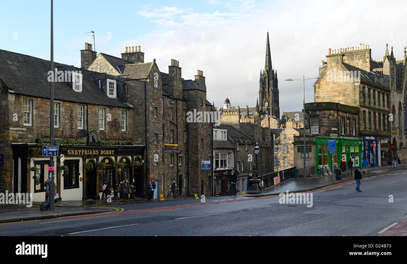 George Street und Candlemaker Row. Mit grauen Brüder Bobby Pub. Edinburgh Schottland. Stockfoto