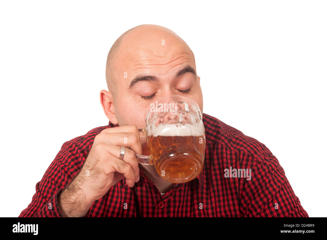 Junge Erwachsene glatzköpfiger Mann trinkt Bier aus einem Krug Stockfoto