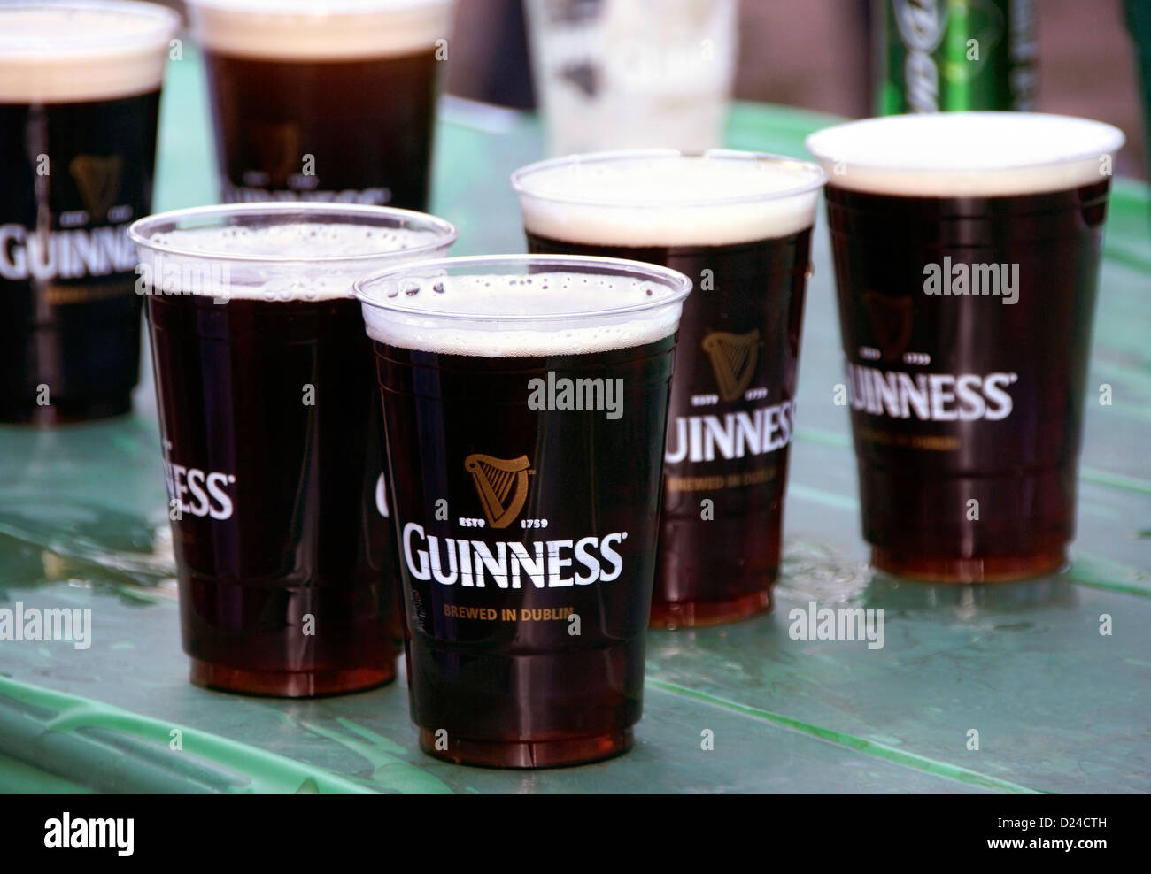 Guinness Bier Becher auf einen grünen Tisch während St. Patricks Day Feier Stockfoto