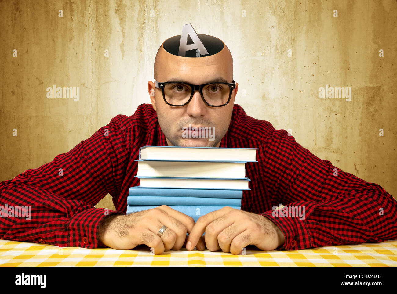 Junge Erwachsene Fett Studentin mit einigen Büchern, die am Tisch sitzen. Stockfoto