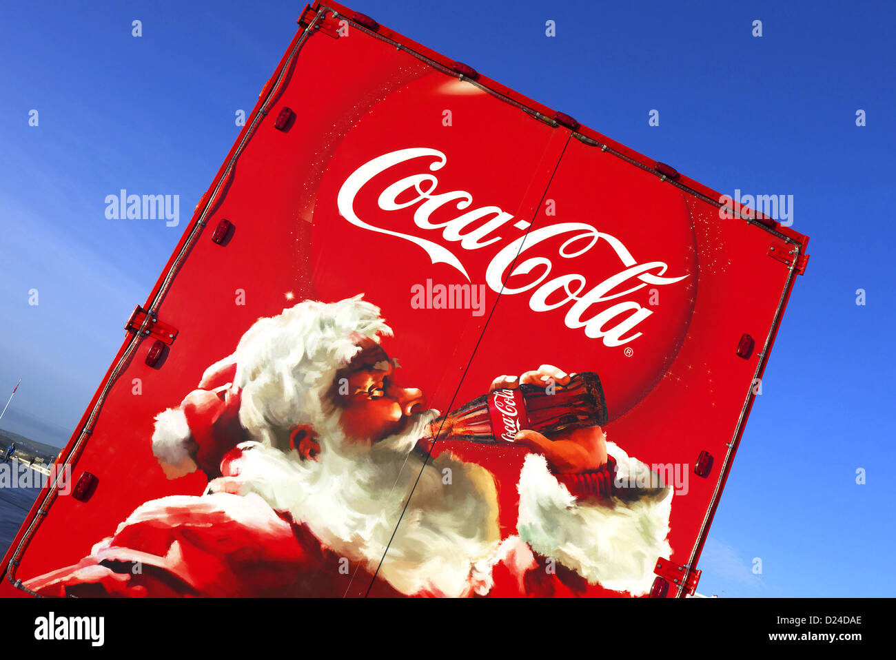 Sixpacks von Mini-Dosen Coca-Cola mit lustigen alten Weihnachtsmann in  einem Supermarkt in New York auf Mittwoch, 2. November 2016. (© Richard B.  Levine Stockfotografie - Alamy