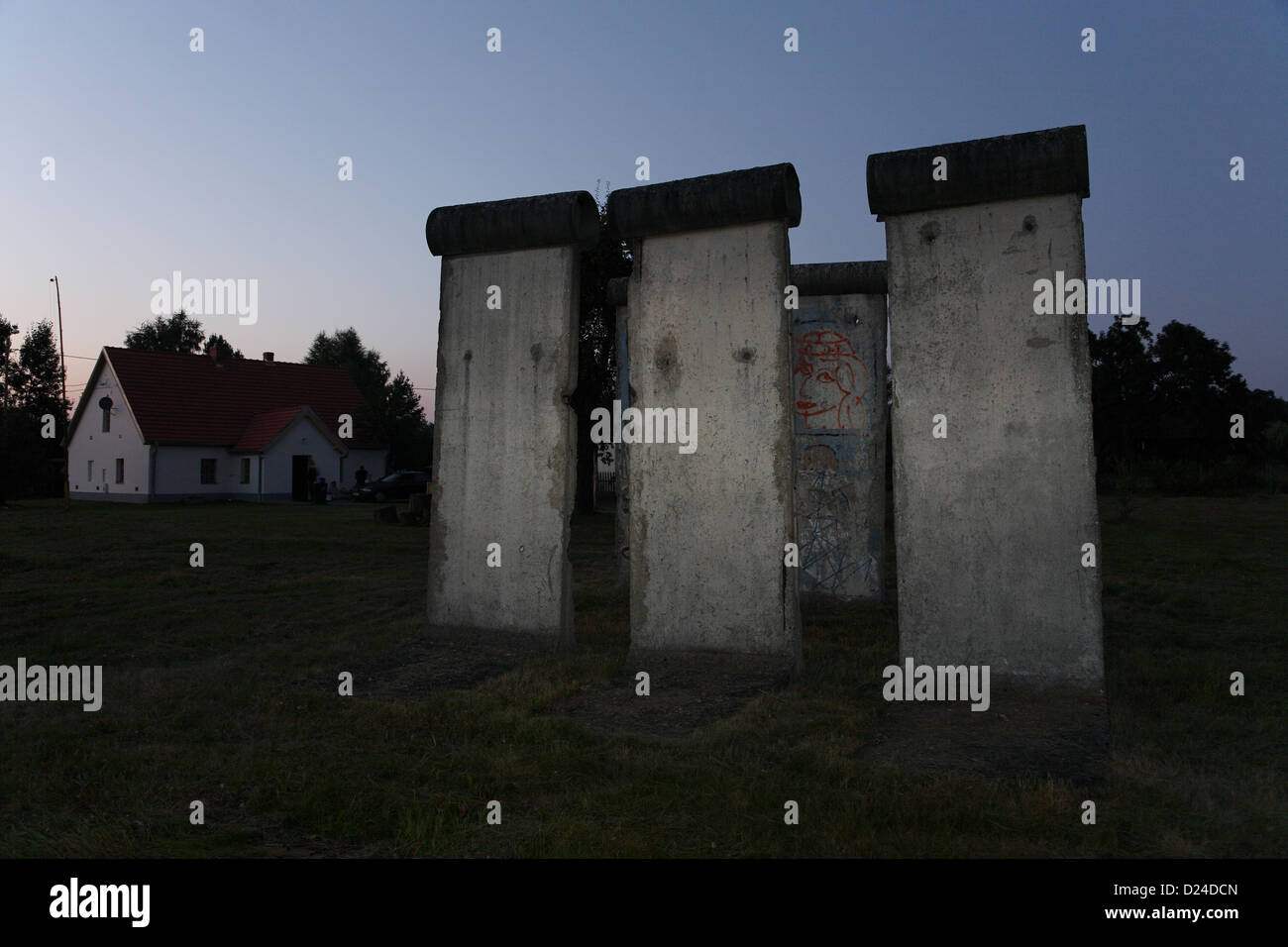 Sosnowka, Polen, gegründet Stücke der Berliner Mauer in der Dämmerung Stockfoto