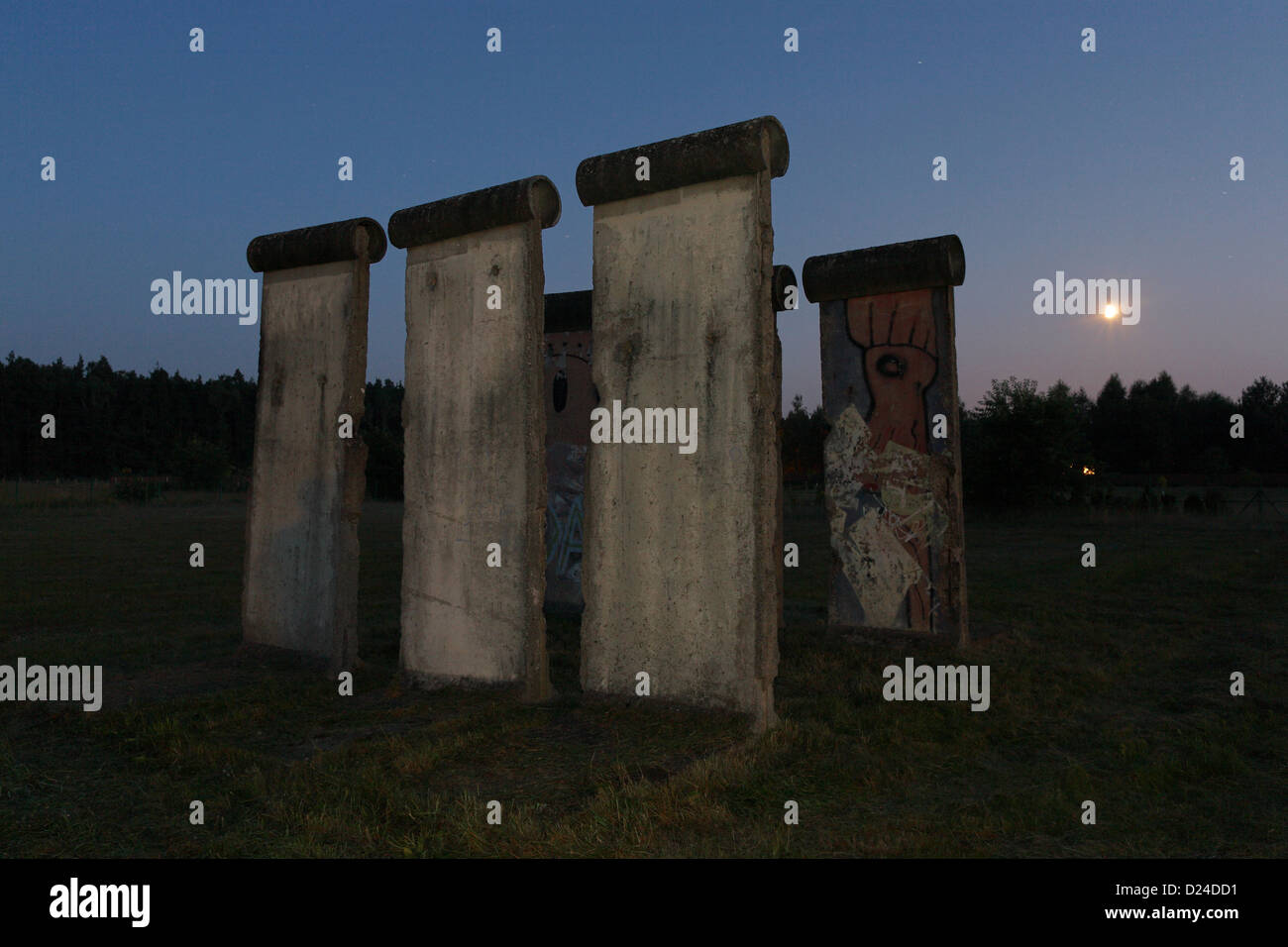 Sosnowka, Polen, gegründet Stücke der Berliner Mauer im Abendlicht Stockfoto