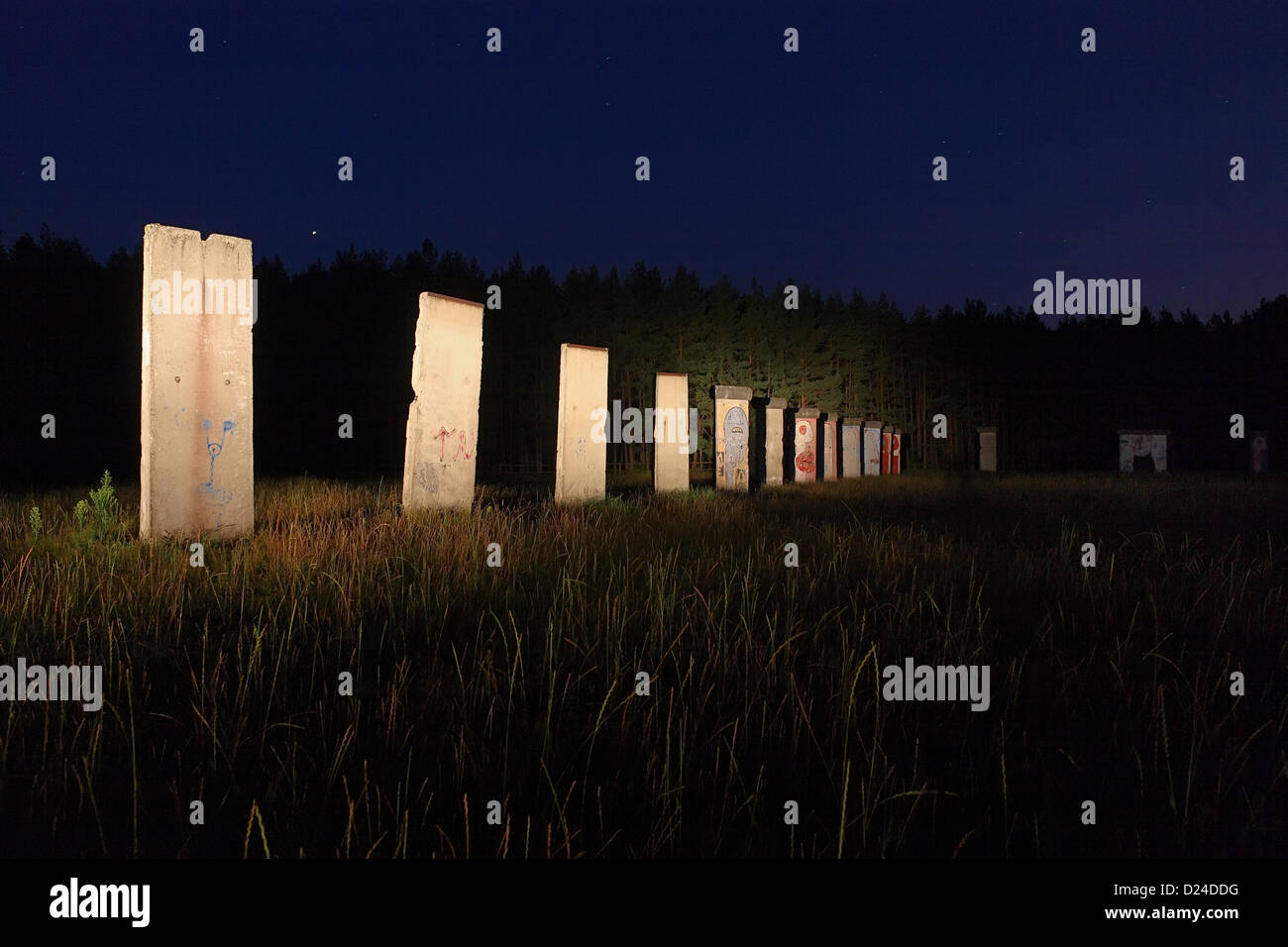 Sosnowka, Polen, gegründet Stücke der Berliner Mauer in der Nacht Stockfoto