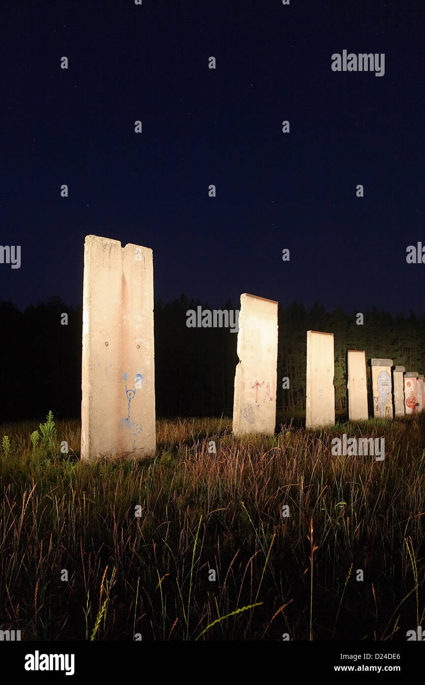 Sosnowka, Polen, gegründet Stücke der Berliner Mauer in der Nacht Stockfoto