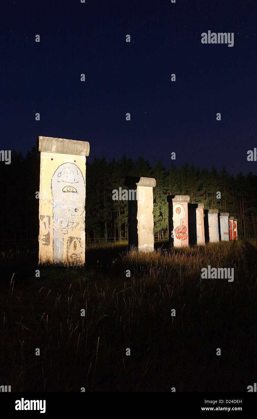 Sosnowka, Polen, gegründet Stücke der Berliner Mauer in der Nacht Stockfoto