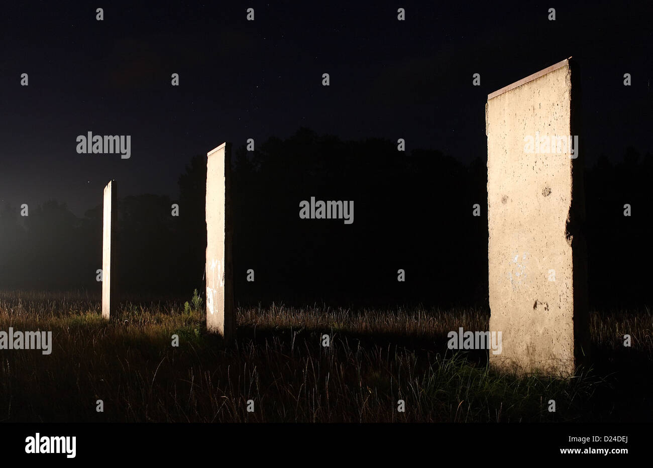 Sosnowka, Polen, gegründet Stücke der Berliner Mauer in der Nacht Stockfoto