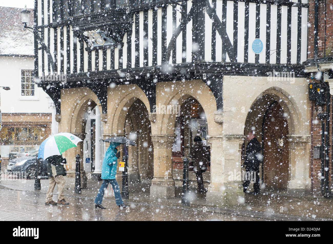 Marktplatz, Saffron Walden, Essex, England. Der Schnee vorhergesagt durch das Met Office an diesem Nachmittag erwies sich als genau. Sie hatte auch ihre Warnung von gelb zu Bernstein für die Gebiete im Norden aktualisiert Essex. Stockfoto