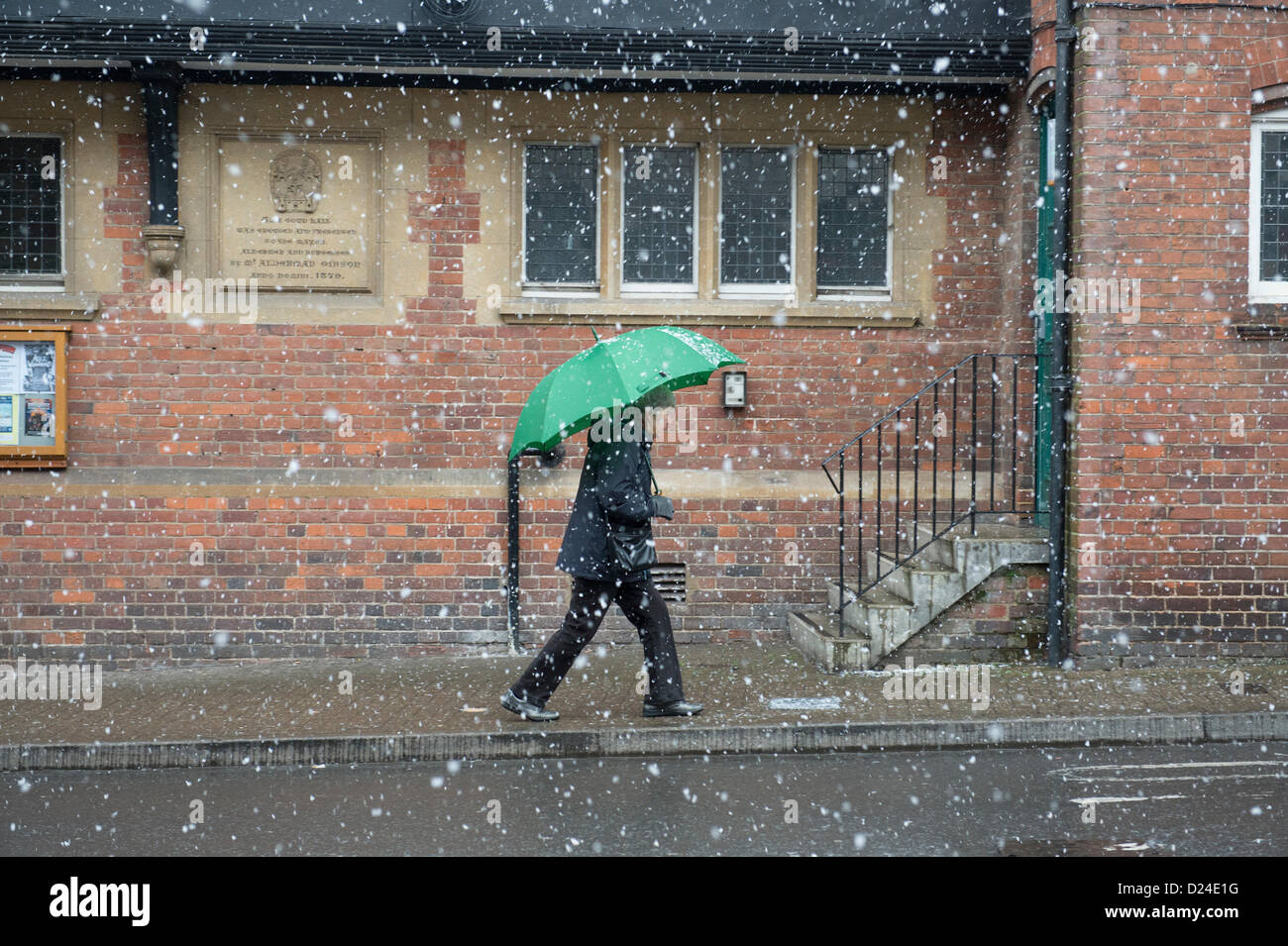 Saffron Walden, Essex, England. 14. Januar 2013. Der Schnee vorhergesagt durch das Met Office an diesem Nachmittag erwies sich als genau. Sie hatte auch ihre Warnung von gelb zu Bernstein für die Gebiete im Norden aktualisiert Essex. Stockfoto