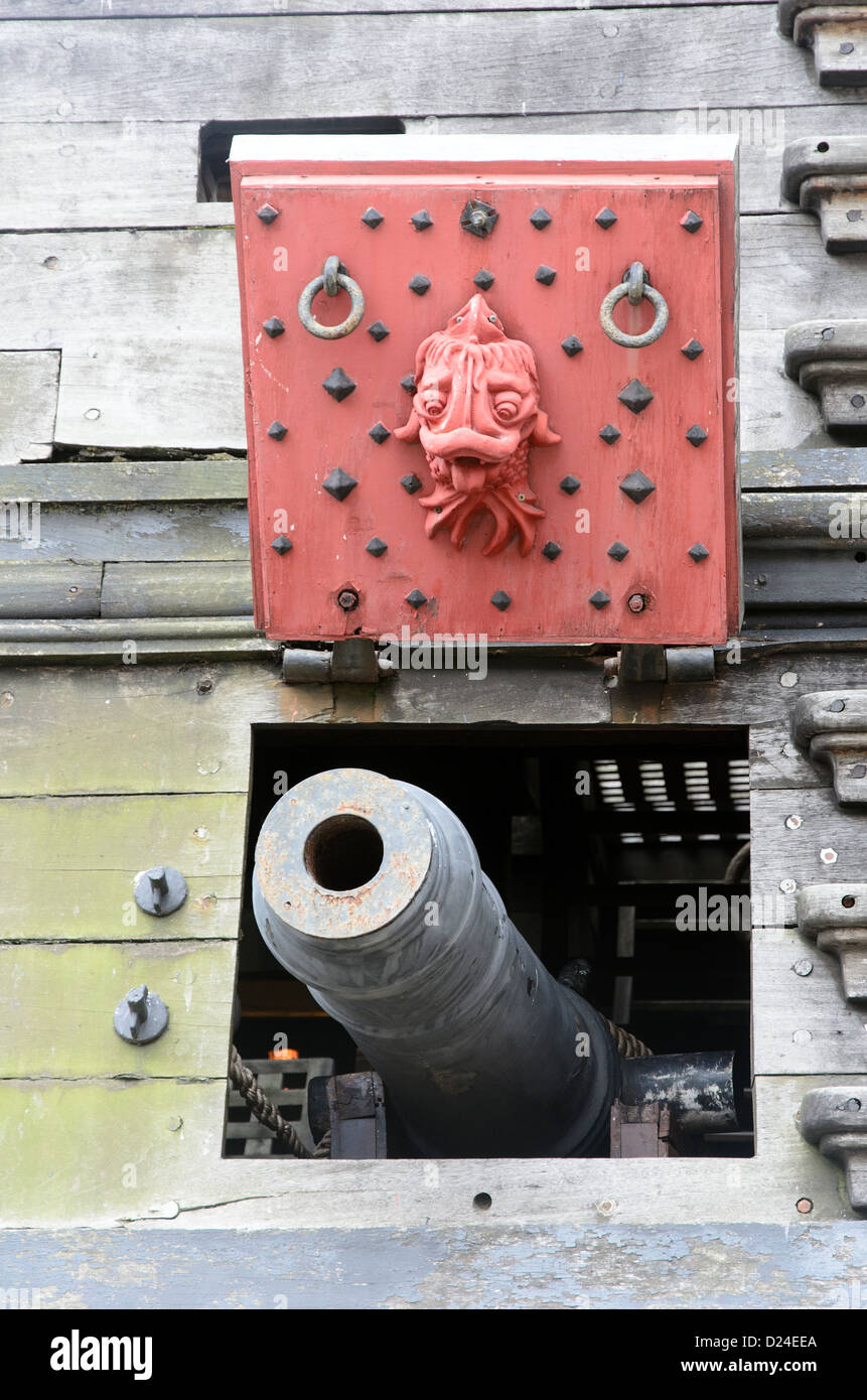 Kanone des Piraten Boot in der Marina von Genua - Genua, Italien Stockfoto