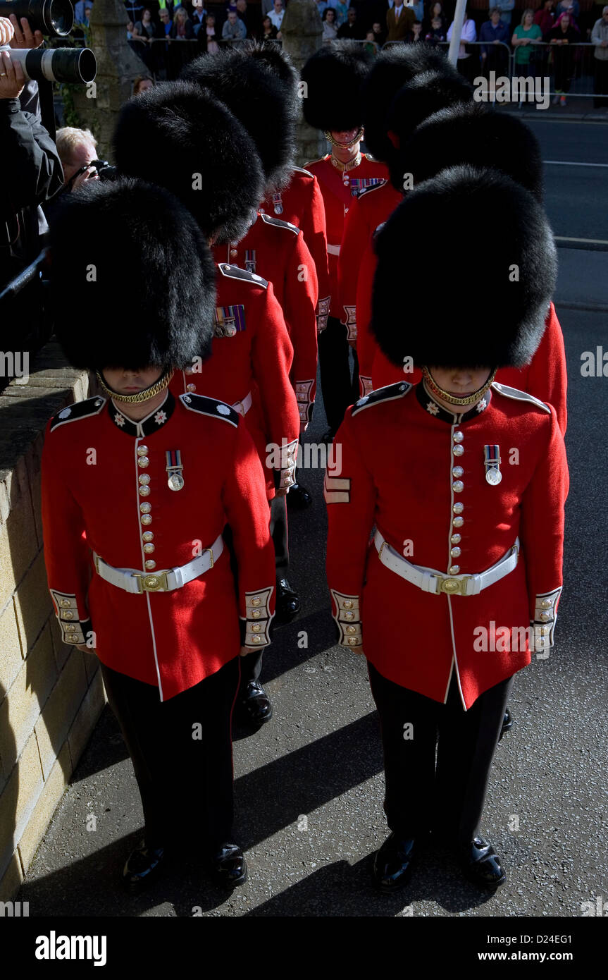 Britische Wachen Soldaten bei einer militärischen Beerdigung in Croydon im Vereinigten Königreich. Stockfoto