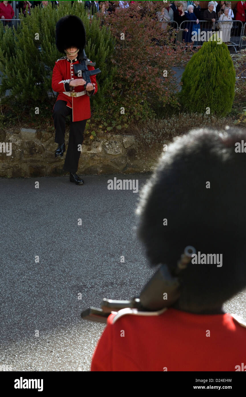 Britische Wachen Soldaten bei einer militärischen Beerdigung in Croydon im Vereinigten Königreich. Stockfoto