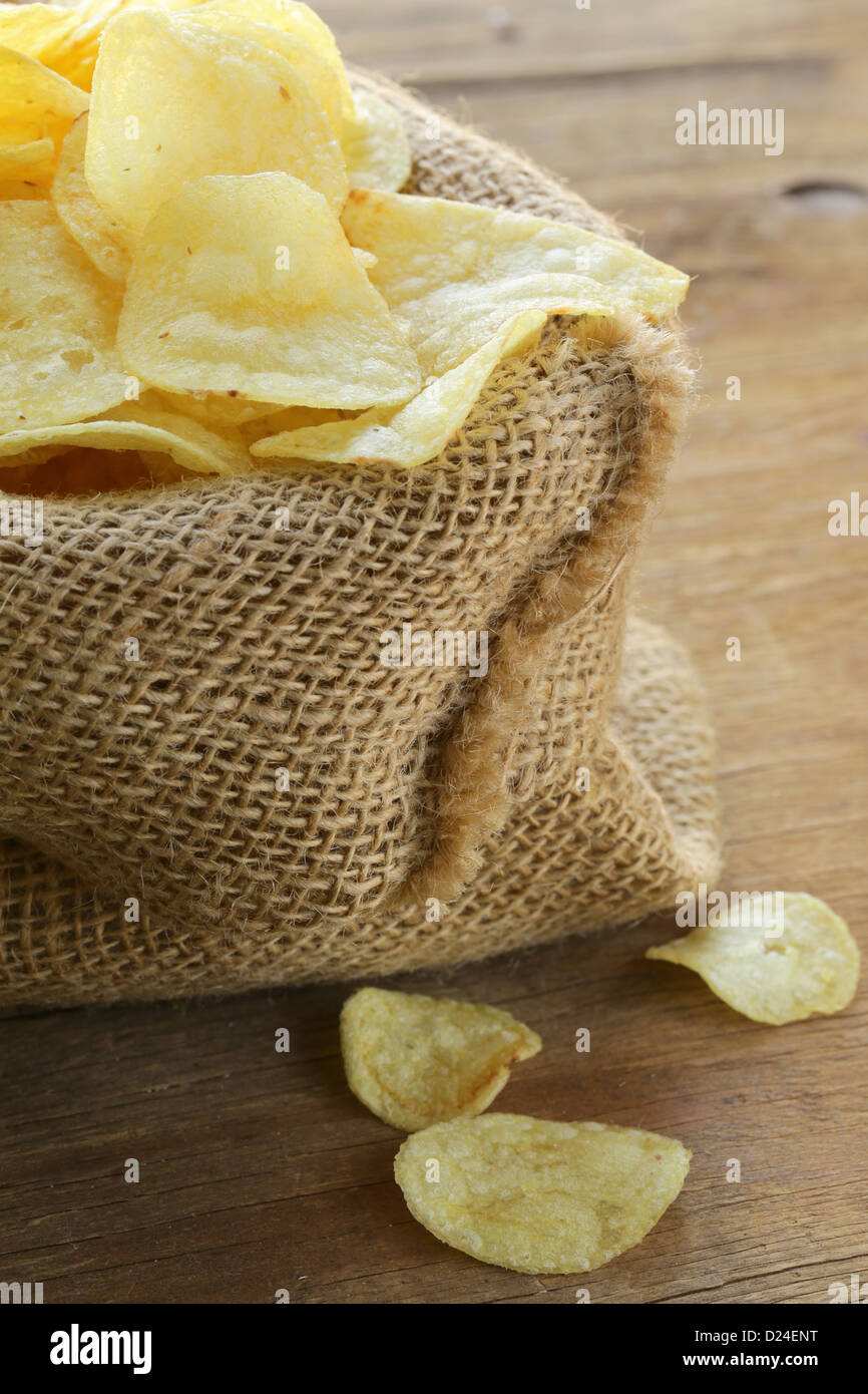natürliche Bio Kartoffel-Chips in einem Leinenbeutel Stockfoto