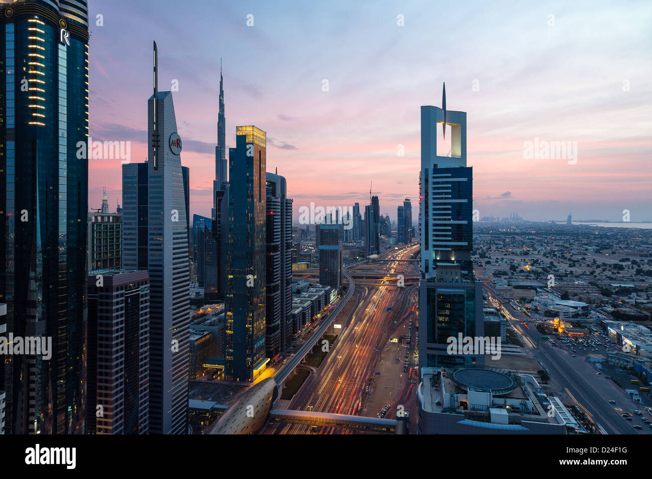 Dubai Stadt Skyline Blick bei Sonnenuntergang, Nacht mit Textfreiraum. Blick vom Dach Innenstadt suchen Sheik Zayed Road mit Glanz Stockfoto