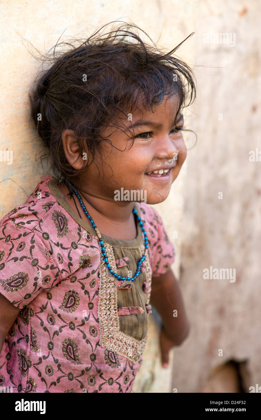 Glücklich Arm niedriger Kaste indischen Straße Mädchen lächelnd. Andhra Pradesh, Indien Stockfoto