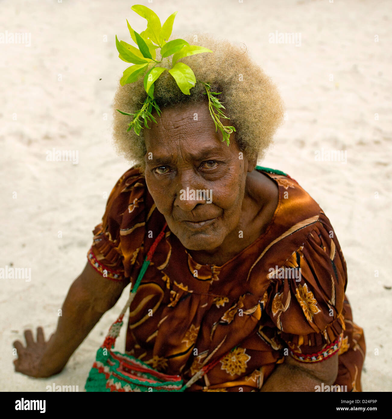 Alte Frau mit blonden Haaren, neue Irland Island Kavieng, Papua Neu Guinea Stockfoto