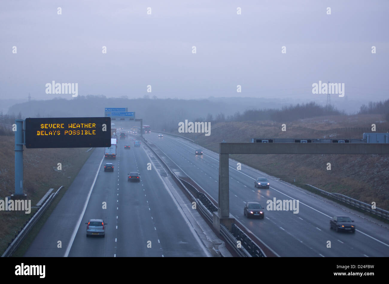 Yorkshire, Vereinigtes Königreich. 14. Januar 2013. 14. Januar 2013. A1 (m) in der Nähe von Fairburn in North Yorkshire. Highways Agency Overhead Autobahn Schilder Warnung Fahrer der Unwetter und mögliche Verspätungen. Bildnachweis: Chris Mcloughlin / Alamy Live News Stockfoto