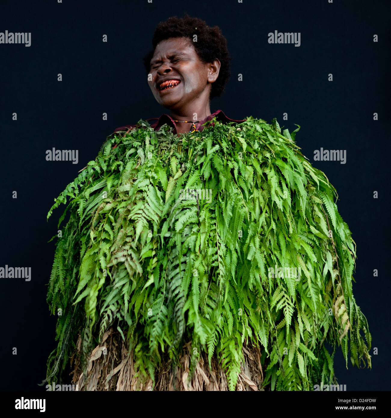 Frau mit pflanzlichen Kleid, neue Irland-Insel, Papua Neu Guinea Stockfoto