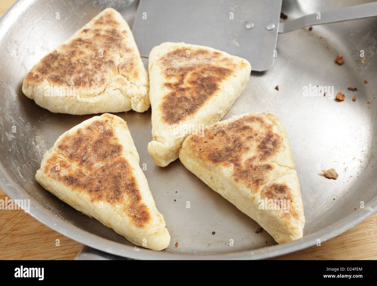 Schottische Gürtel Scones (oder Grillplatte Scones) kochen in einer Pfanne mit schwerem Boden Stockfoto