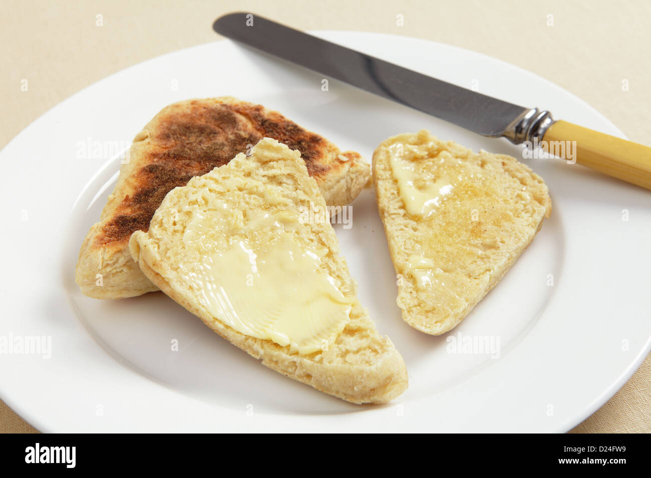 Schottische Gürtel (Grillplatte) Scones, eine in Scheiben geschnitten und mit Butter, auf einem weißen Teller - ein sehr traditionelles Norden britischen Gericht. Stockfoto
