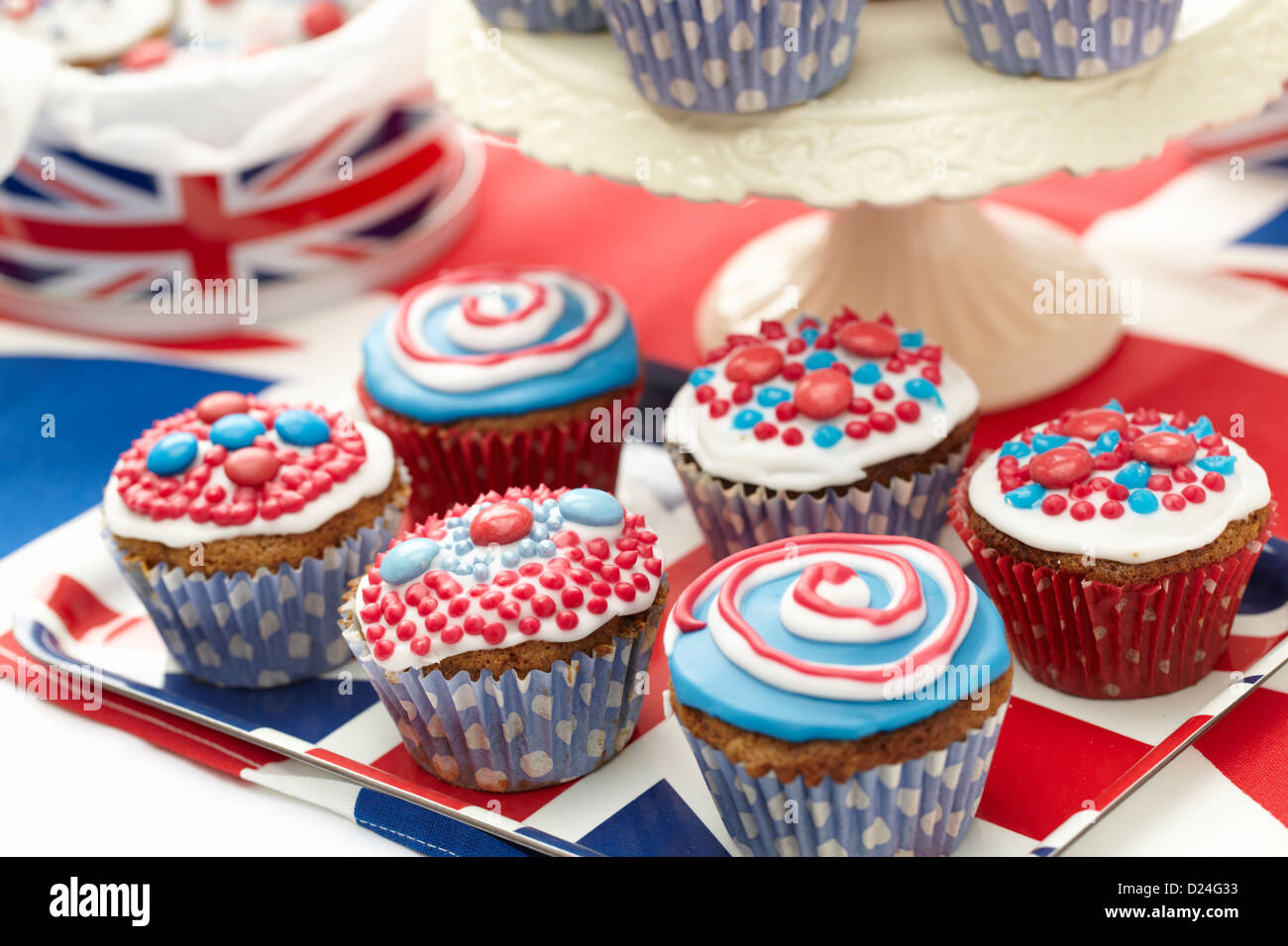 Cup Cakes mit roten, weißen und blauen Glasur Stockfoto